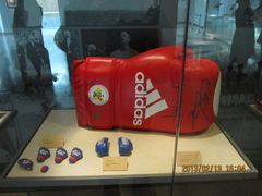 张小平和邹市明签名的拳击手套-天津大港奥林匹克博物馆