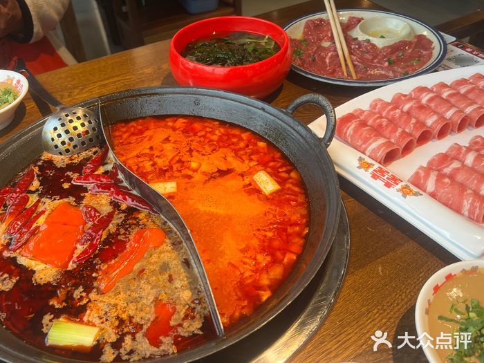 秘制油碟超级香，性价比不错，环境很好，有有年代感