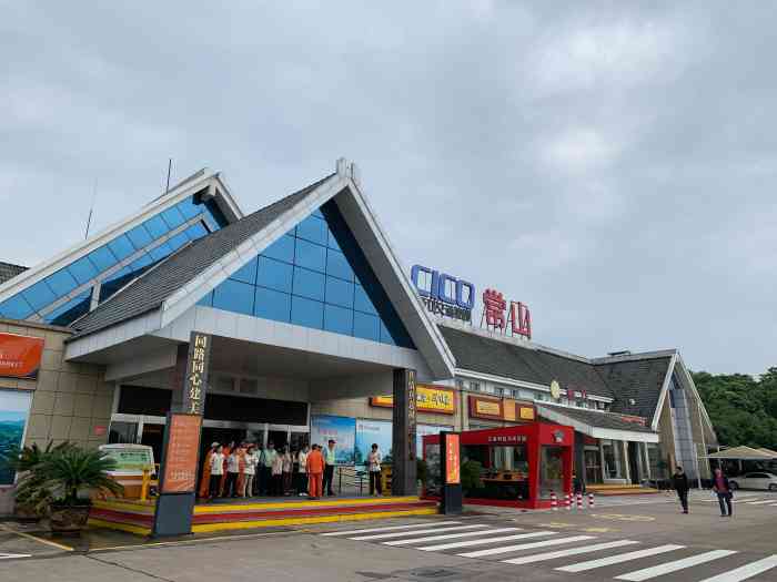 常山服务区停车场-"冲地名下去的,三国常山赵云.不算特别大的.