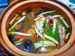 野山菌炖土鸡（半只）-自游人·美食一楼·地道徽菜(三十年名店)