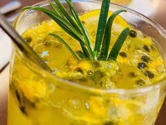 百香果气泡水-Ten Olives甜点