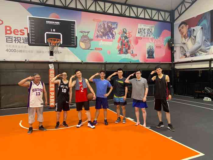 篮球场在雨花客厅的顶楼面积贼大周末人很多青年人为主看着大家挥洒