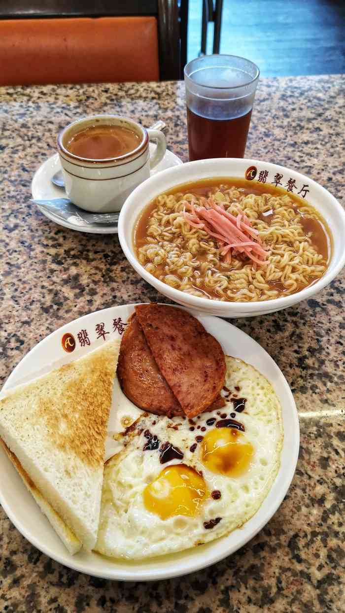香港翡翠茶餐厅(金砂路店"用餐环境还不错,服务态度也好,不过就是套