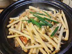 -帅巴人舅母子腊蹄民俗村