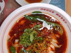 招牌红烧牛肉面-呷佬·长沙手工米粉(金沙江路店)