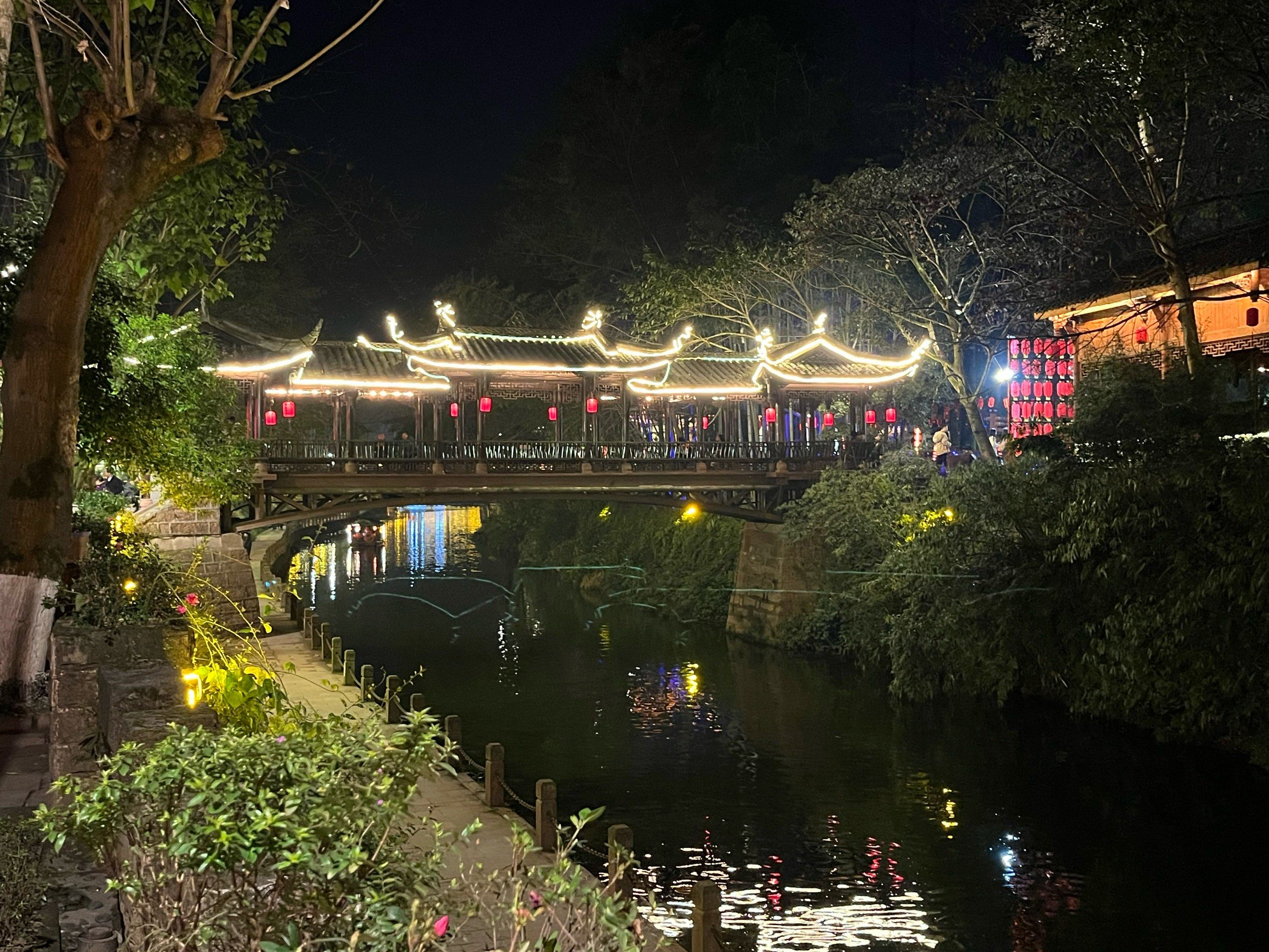 都说烟雨柳江,古色古香的,古镇特色的花椒鸭好吃推荐,晚上夜景也漂亮