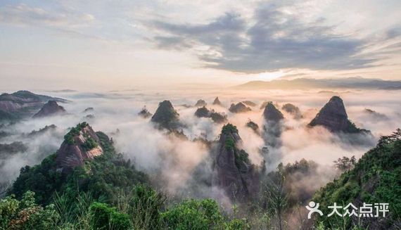 傳說爬上萬佛山最高峰,臨峰俯瞰,萬座丹峰層巒疊嶂,呈現出