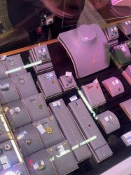 -灵彩珠宝(朗香街店)