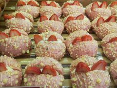 草莓雪球面包-味多美蛋糕(看丹桥店)