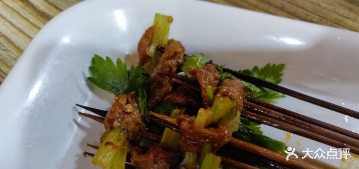 成都钢管厂小郡肝串串香(丛台店)芹菜牛肉图片 - 第1张