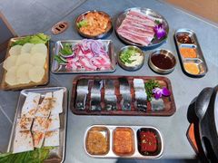 -围炉肉舍•炭烤活鳗•丹东海鲜烤肉(步行街店)