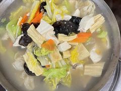 砂锅什锦-金卯白肉罩火烧