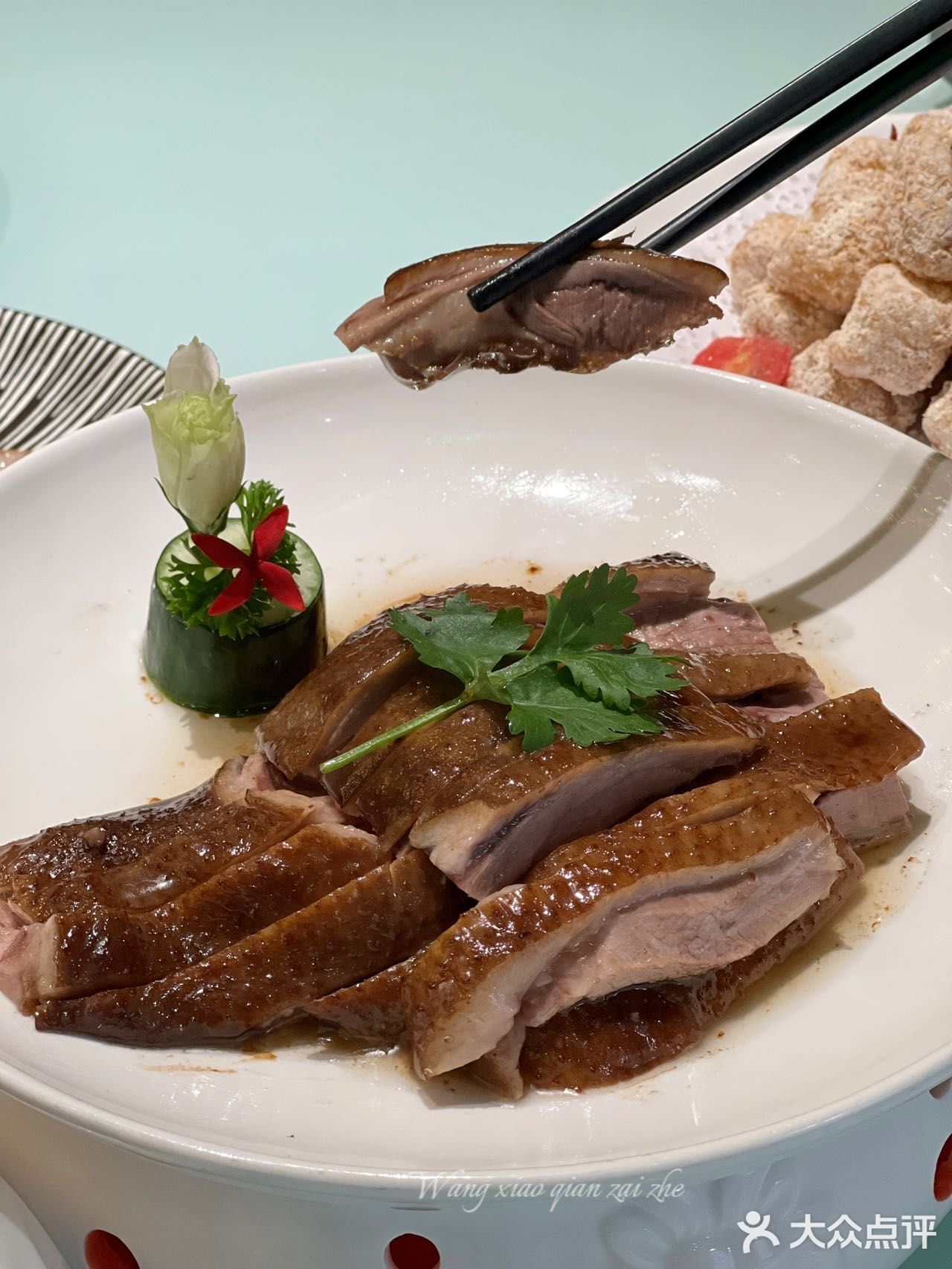 大肠中间夹着大葱蘸上特制酱料一口大满足呀
