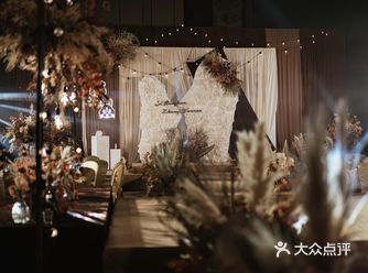 秋日婚礼首选的深咖色 兼具了高级质感和复古气质