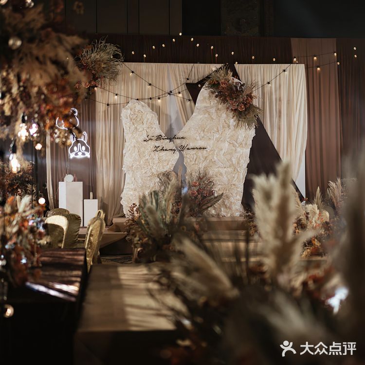秋日婚礼首选的深咖色 兼具了高级质感和复古气质