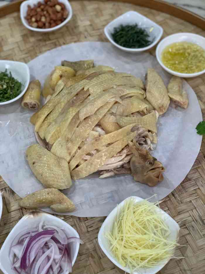 装修不过不失   [服务]服务员挺多的 态度还好  「阳山好鸡汇捞鸡」被