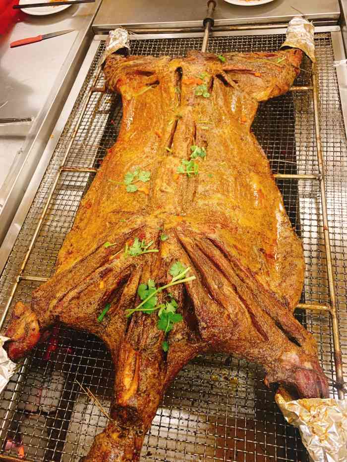 名羊天下烤全羊蒙古包(四千平店)-"[薄荷]环境:去的时候天在下雨,店铺