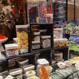 自助餐厅是一个让人吃饱喝足的地方