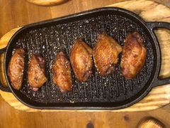 料理烤焦香翅中-老东镇啤酒屋海鲜加工·蒸汽海鲜·海鲜烧烤(台东店)