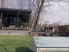 -思念果岭湖畔花房餐厅