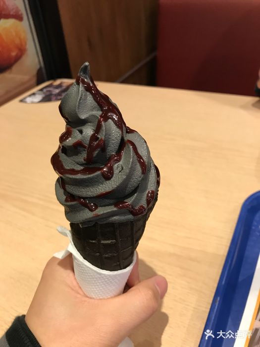 汉堡王(保定万博广场店)酷黑火山华夫冰淇淋(黑芝麻)图片 