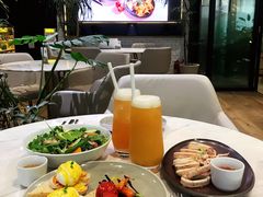 蘑菇牛油果班尼迪克蛋-théATRE茶聚场·餐厅(环球金融中心店)