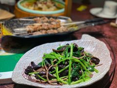 茶树菇木耳炒菠菜-新粤新疆菜(禅城店)