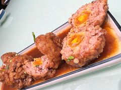 鸭蛋黄狮子头-梅飞酒家(名辉豪庭店)