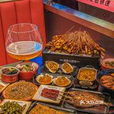 它这里的肉肠特别出名 用的是鲜肉肠先油炸后烧烤