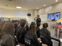 -贺加贝化妆美甲培训学校