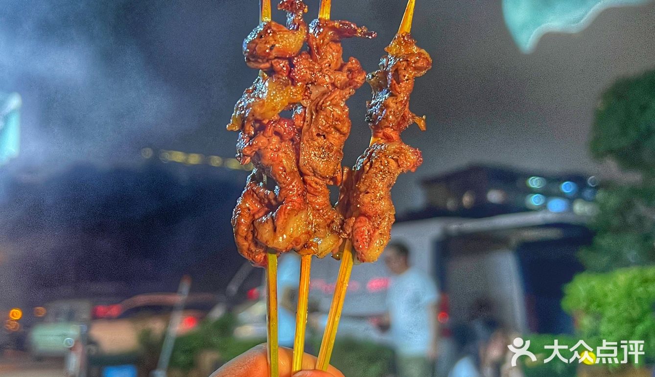 露天街边吃烤串才是厦门，白天肉铺晚上烤串