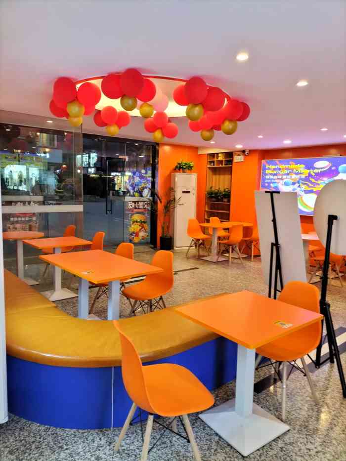 "吃完大餐,仍未尽兴,信步找寻,来至此处