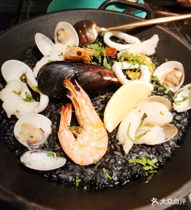 特色西班牙墨鱼汁海鲜饭