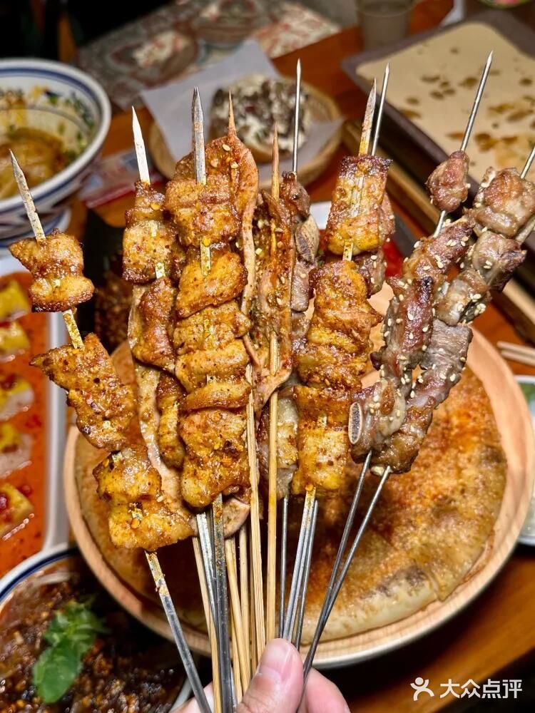 西安排队王空降成都，首家用烤馕坑做烤鱼🤩