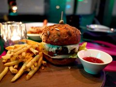 Wagyu&nbsp;Beef&nbsp;Burger-OZONE 顶楼酒吧(香港丽思卡尔顿酒店)