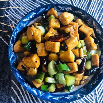 豆腐和黄瓜是绝配，简单炒炒特开胃