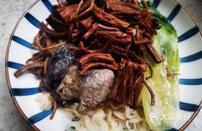 Black Chicken Stir-fried with Tree Fungus