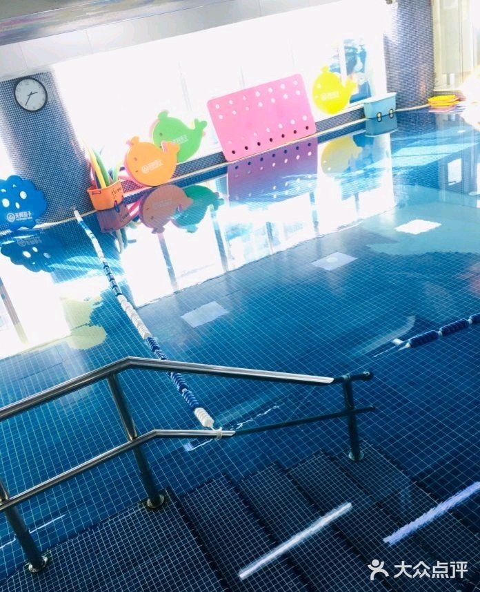 夏季游泳欢乐多