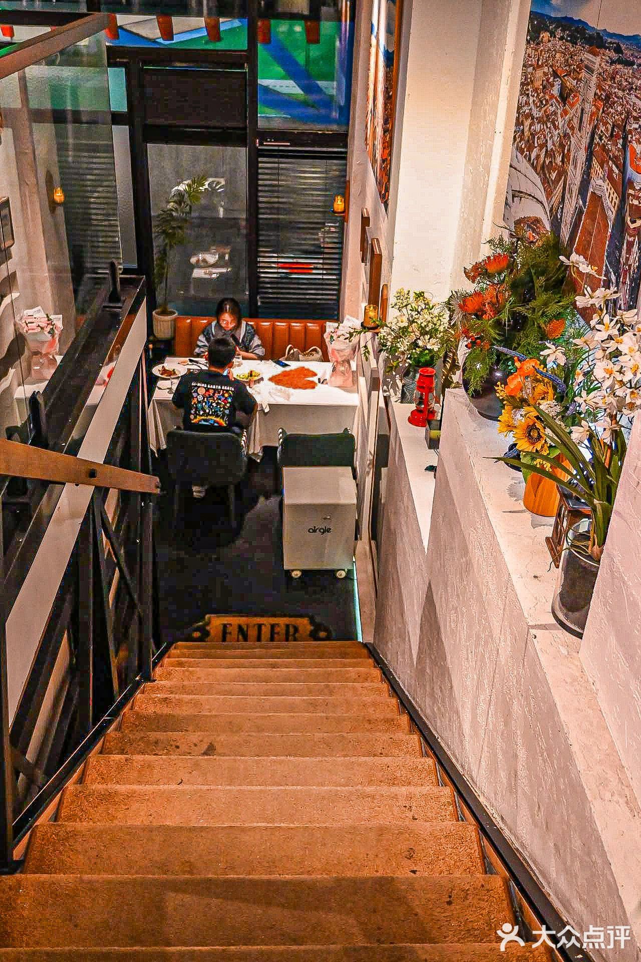 对这家的披萨🍕和牛排入了迷