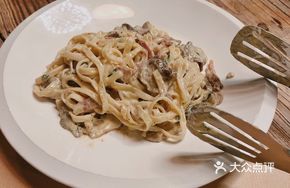 Handmade Pasta with Shrimp and Basil in Cream