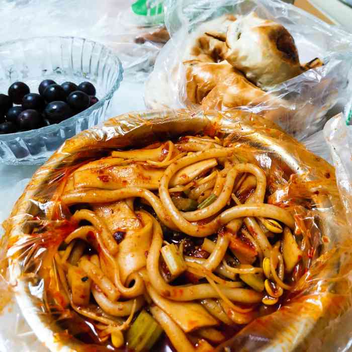 杨家酱米粉开分店啦在格林小街 奎屯第二家8号试营业 味道很赞 环境也