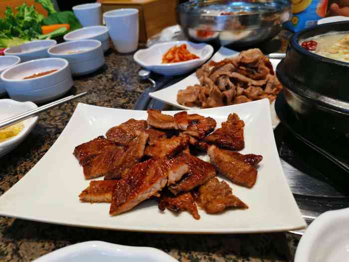 青瓦台韩式料理烤肉(九龙城店)-"九龙城的店,在五楼,中午吃饭的人不是