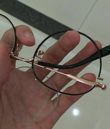 逛街的时候不小心把眼镜摔散架了