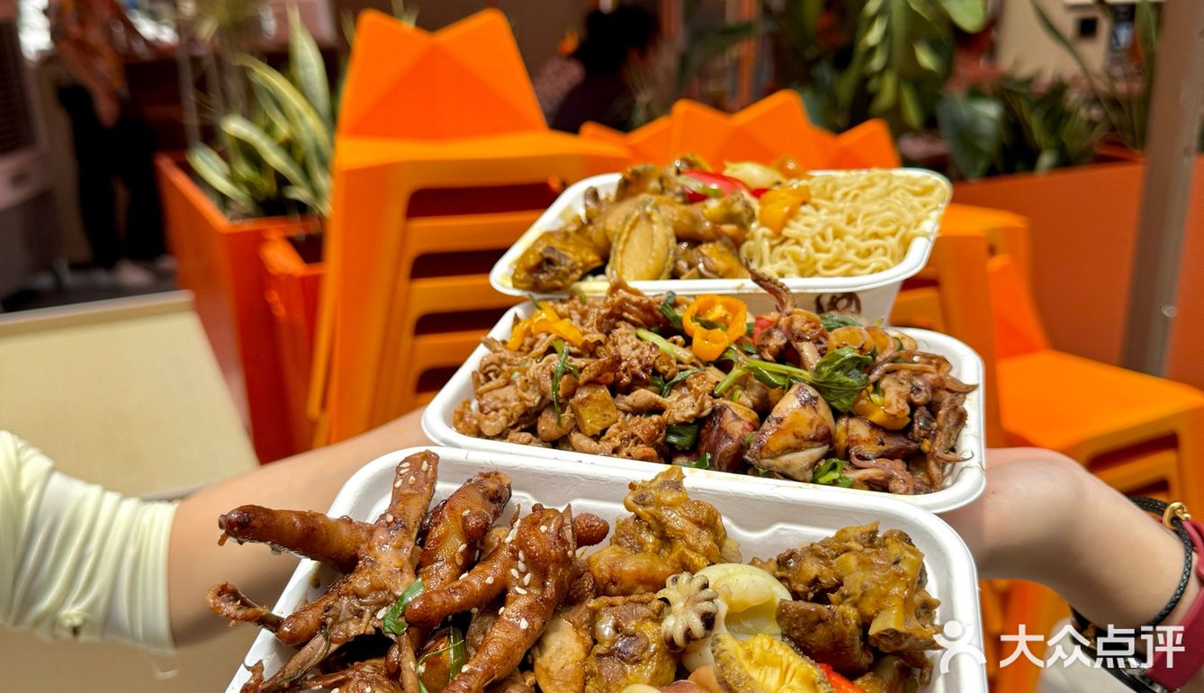 万宁这家……座无虚席！！还是这种烟火气小店🔥