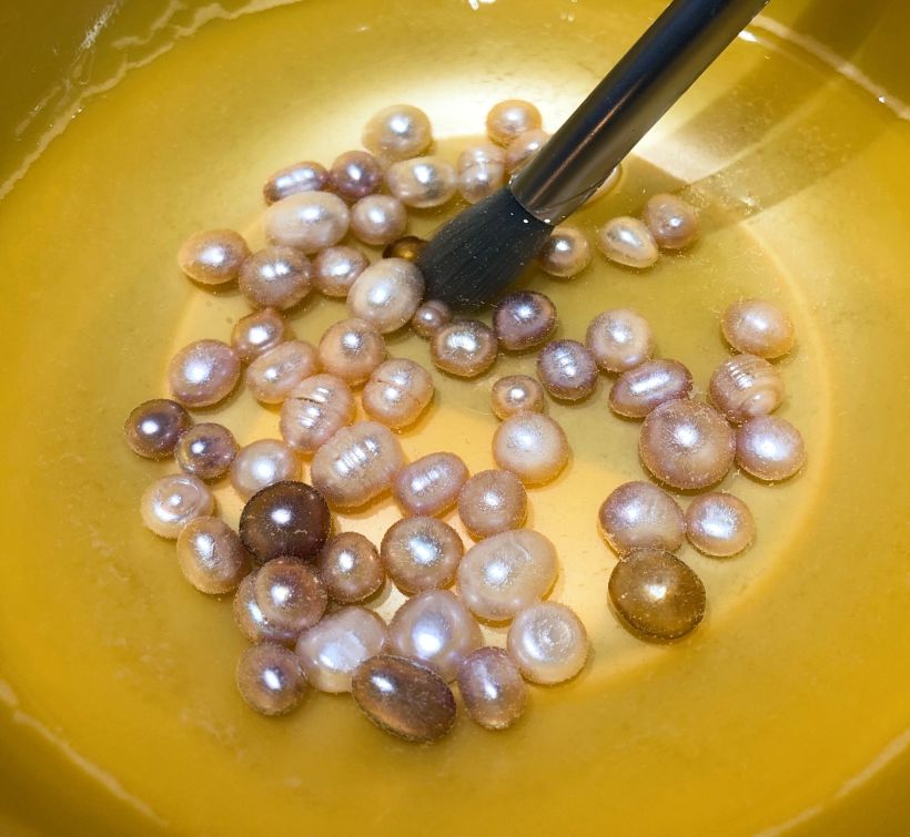 step5:【抛光】将泡好的珍珠擦干后,装进一个小袋子里,放入一个专门的
