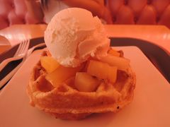 香草冰淇淋水果华夫饼-Hello Kitty Cafe(弘大店)