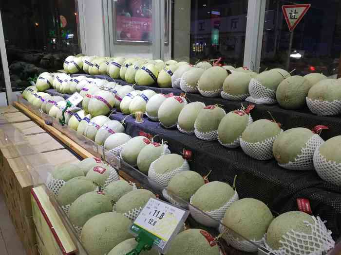 有10元左右的礼品赠送, 今天送了一个椰子……  他家的菠萝蜜比较好吃