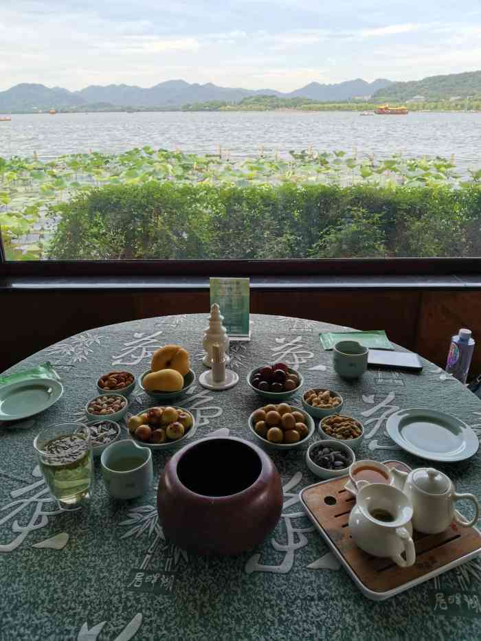 富阳湖畔居图片