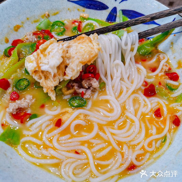 很容易脱骨吸入口中。油浸鱼的鱼肉也很鲜嫩,好吃爱吃