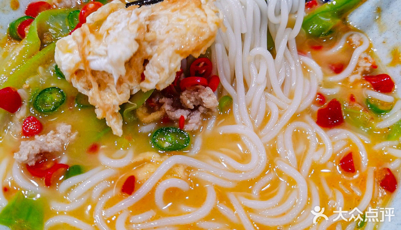 很容易脱骨吸入口中。油浸鱼的鱼肉也很鲜嫩，好吃爱吃